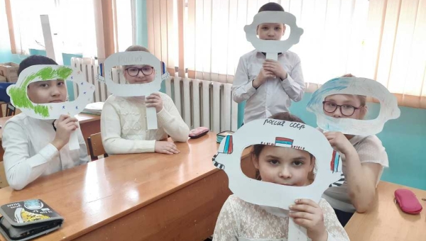 Мастер-класс «Шлем космонавта» в начальных классах школы села Таёжноё